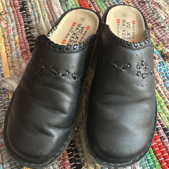 Stylish Black Leather Slip-On Loafers 40 / fits like a Womens size 7.5-8 - Picture 1 of 16